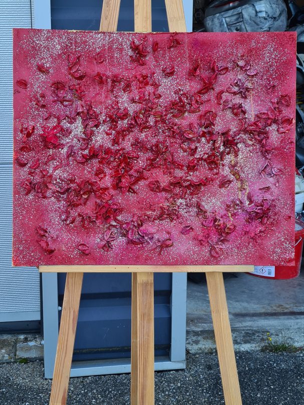 Toile abstraite aux nuances de rose, avec textures et motifs organiques.