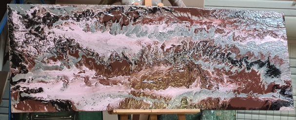 Peinture abstraite aux teintes de brun, gris, rose et blanc, évoquant des vagues.