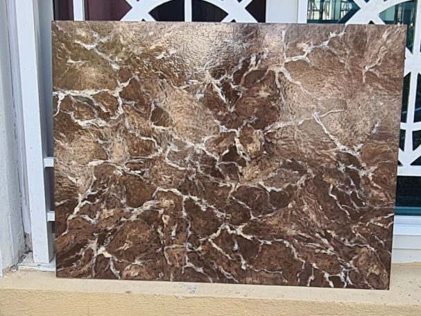 Texture de marbre brun avec des veines blanches sur fond lisse.